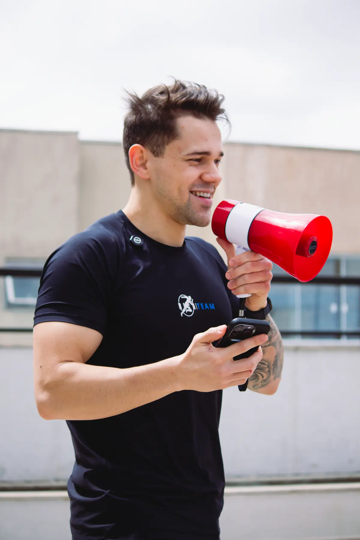 Rica com megafone comandando um treino