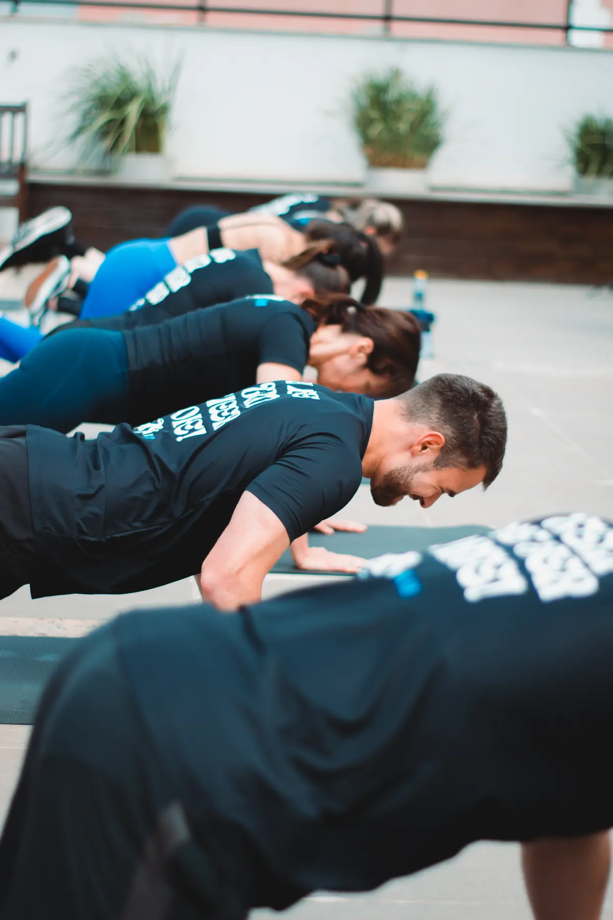 Alunos fazendo flexão em treino do Rica Team